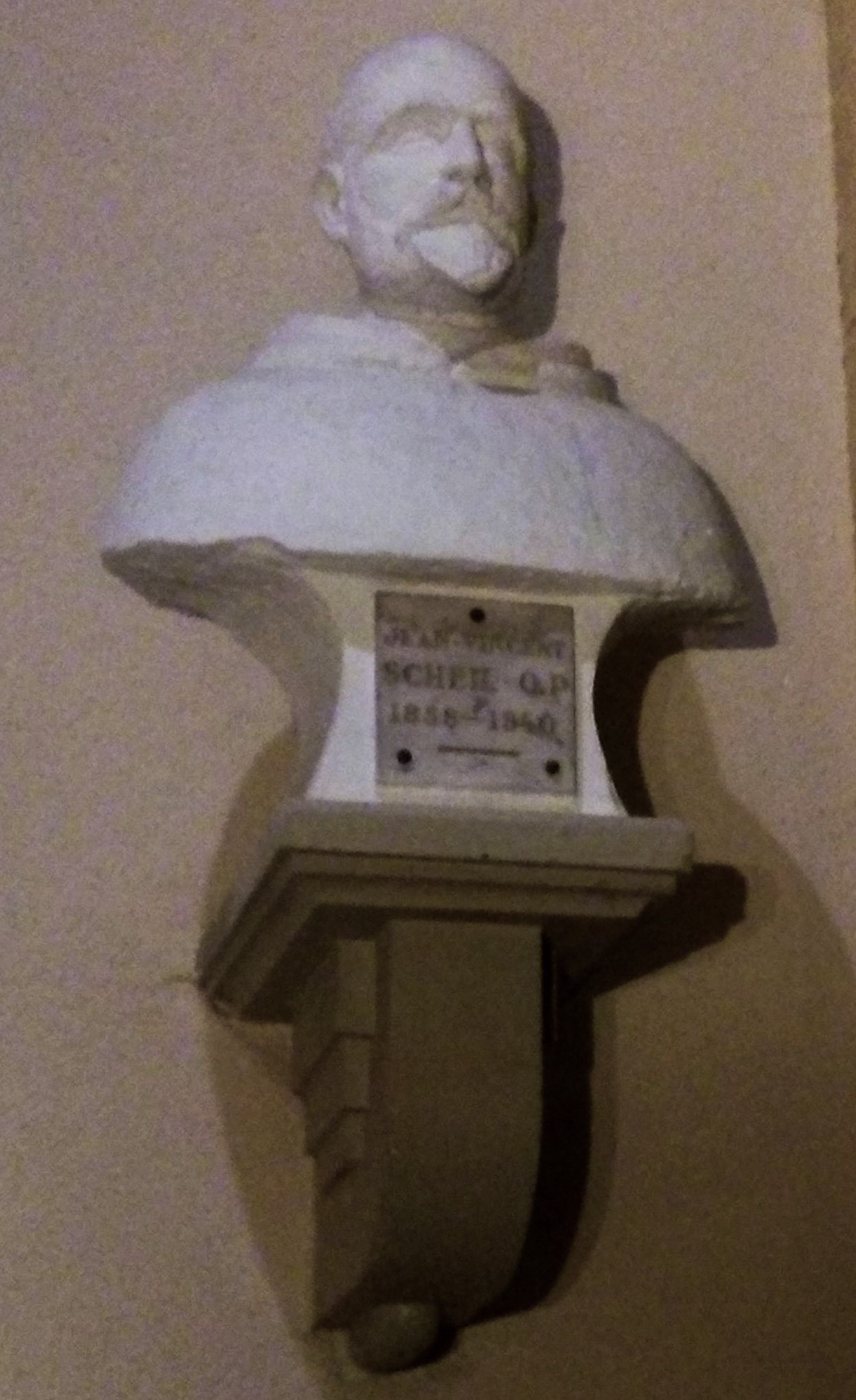Le buste du Père Scheil en l'église St Martin
